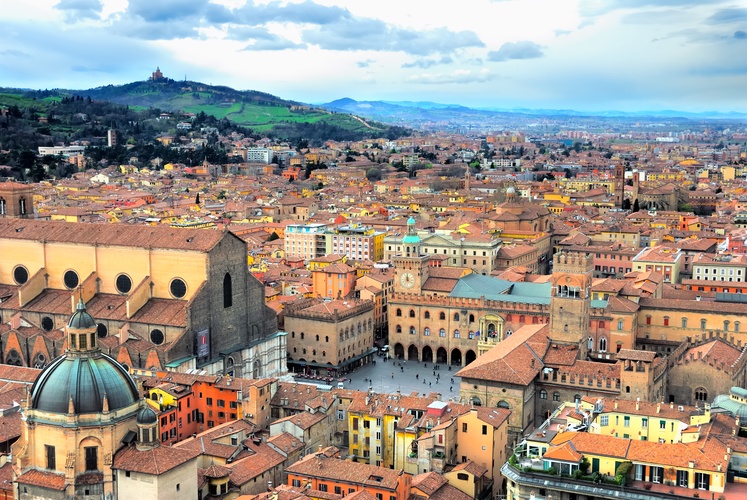 Bologna: la “turrita”  Art Hotel Commercianti